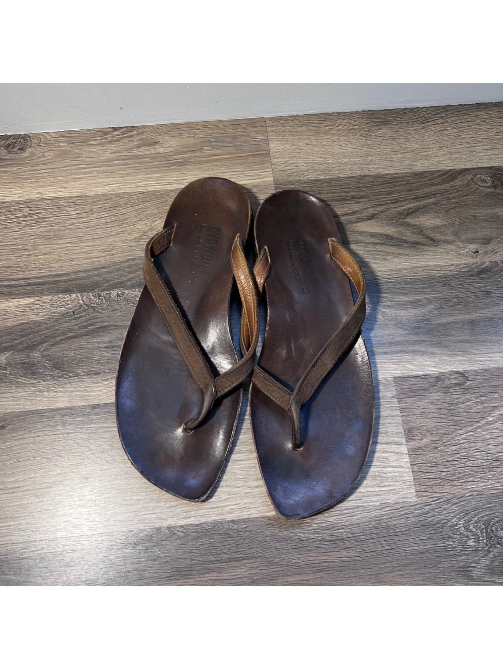 Cydwoq  Brown leather flip flops, women's size 8.5 (39)